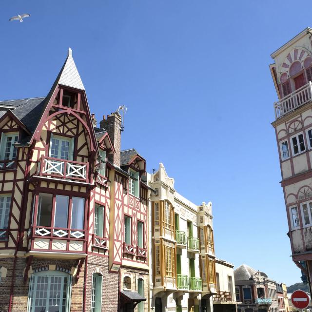 Mers-les-Bains Les façades Belle Epoque sous un grand ciel bleu © CRTC Hauts-de-France - Jean-Luc Verbrugghe