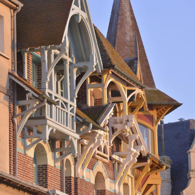 Mers-les-Bains Détail des balcons des villas Belle Epoque au soleil couchant © CRTC Hauts-de-France - Nicolas Bryant