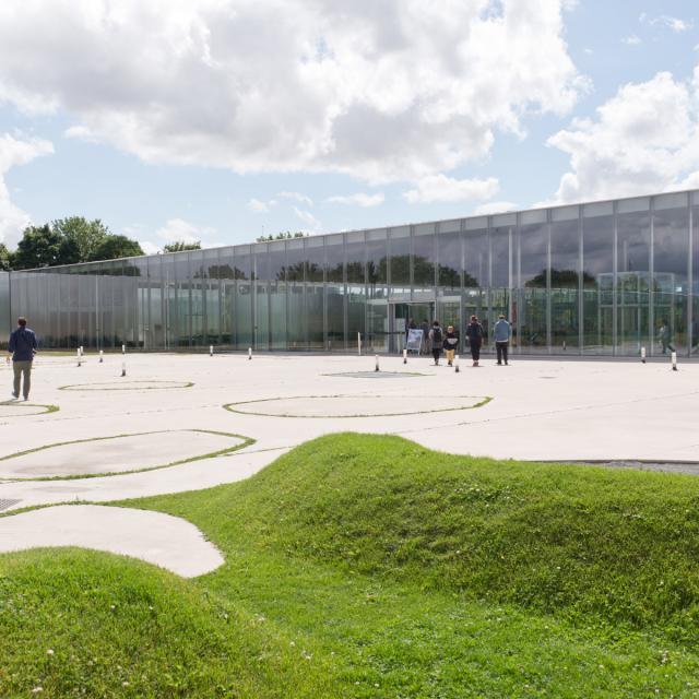 Lens _ Musée du Louvre Lens © Sanaa architectes - Catherine Mosbach paysagiste - Frédéric Iovino