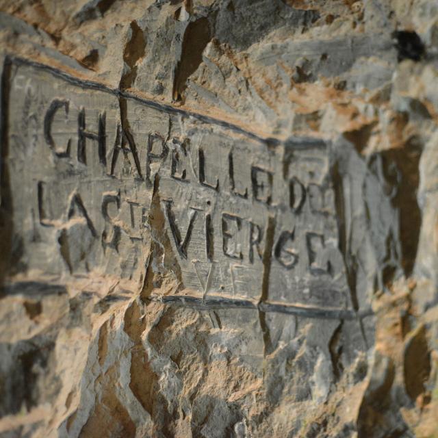 Detailaufnahme eingravierter Hinweis zur unterirdischen Marienkapelle in Naours, Nordfrankreich. Copyright: Agence Somme Tourisme - Nicolas Bryant