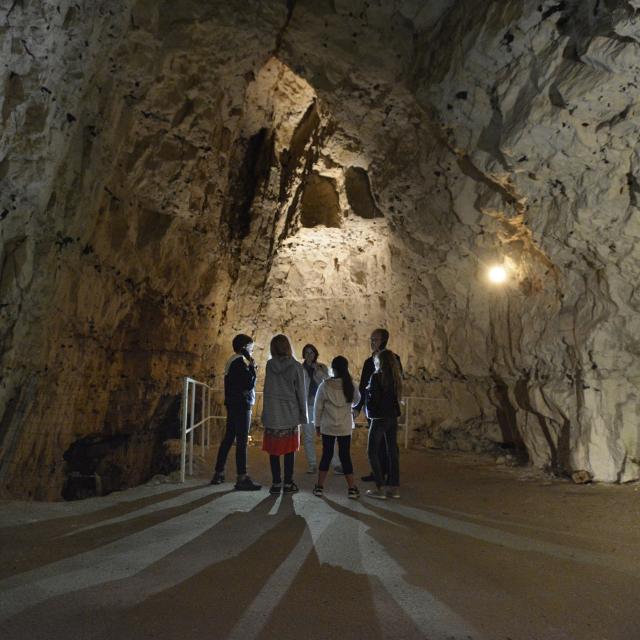 Gruppe blickt auf die Gewölbe der unterirdischen Stadt von Naours, Nordfrankreich. Copyright: Agence Somme Tourisme - Nicolas Bryant