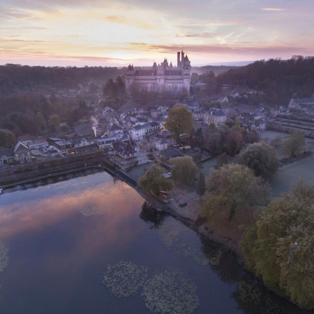 Blick auf das Städtchen Pierrefonds mit seinem Schloss in Nordfrankreich. Copyright: CRTC Hauts-de-France - Nicolas Bryant