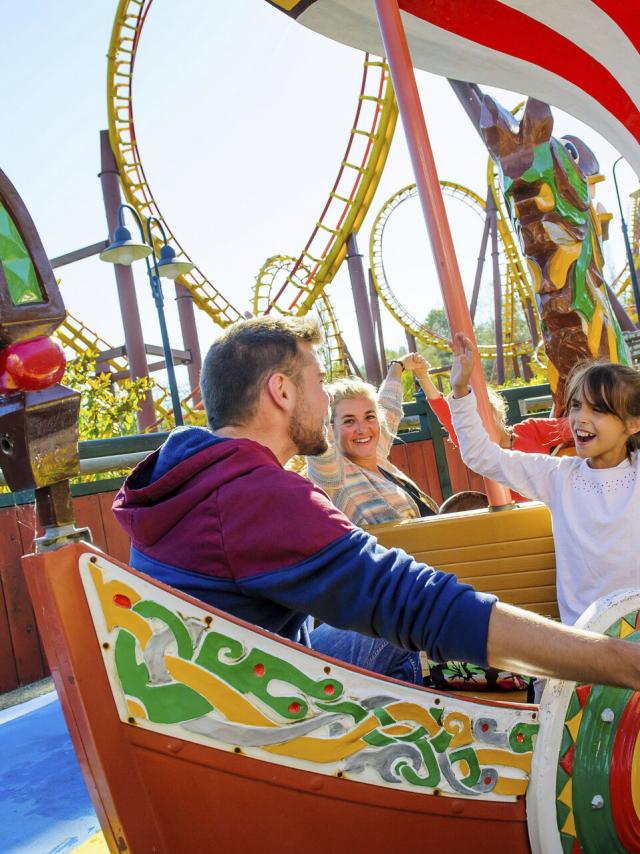 Familie in einem Fahrgeschäft im Asterix-Park in Plailly, Nordfrankreich. Copyright: CRTC Hauts-de-France - Vincent Colin