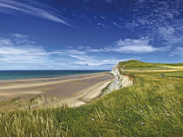 Escalles _ Cap Blanc Nez _ Promeneurs sur les falaises © CRTC Hauts-de-France - Eric Desaunois