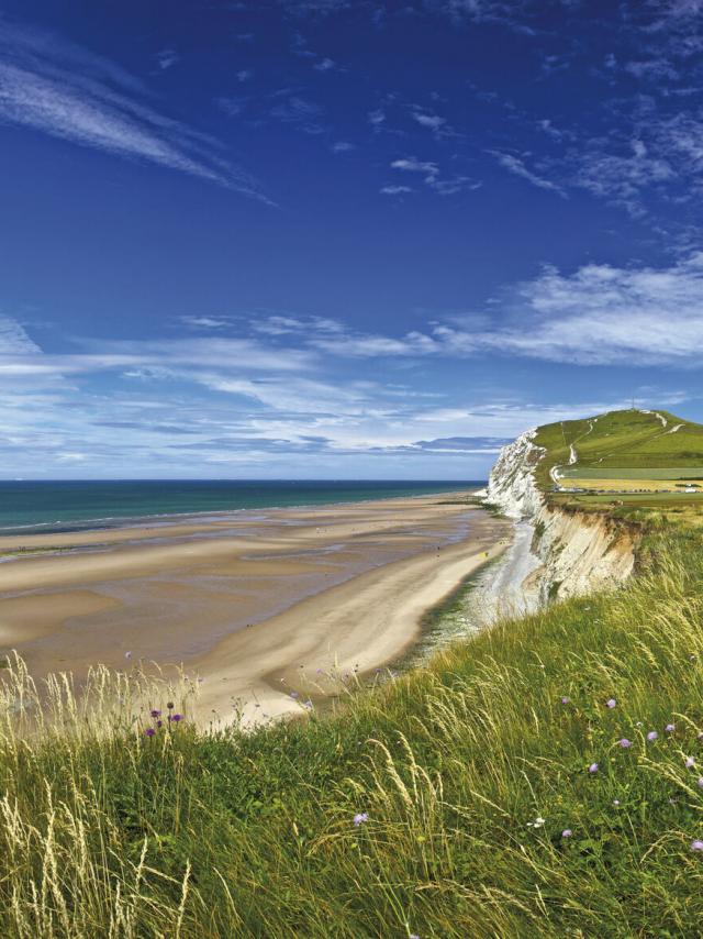 Escalles _ Cap Blanc Nez _ Promeneurs sur les falaises © CRTC Hauts-de-France - Eric Desaunois