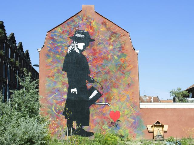 Street Art in Roubaix: Mann, der ein Herz als Blume gießt, Copyright: Roubaix Tourisme