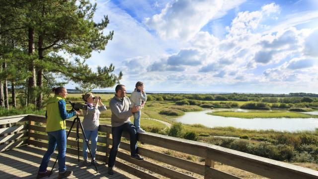 Familie mit Fernglas bei der Vogelbeobachtung im Parc du Marquenterre, Saint-Quentin-en-Tourmont, Somme-Bucht, Nordfrankreich. Copyright: CRTC Hauts-de-France - Anne-Sophie FLAMENT