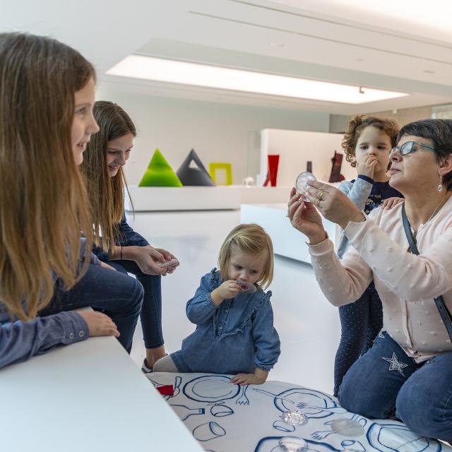 Kinder bekommen Glaskunst erklärt im MusVerre in Sars Poteries, Nordfrankreich. Copyright: Musverre - Cédric Arnould