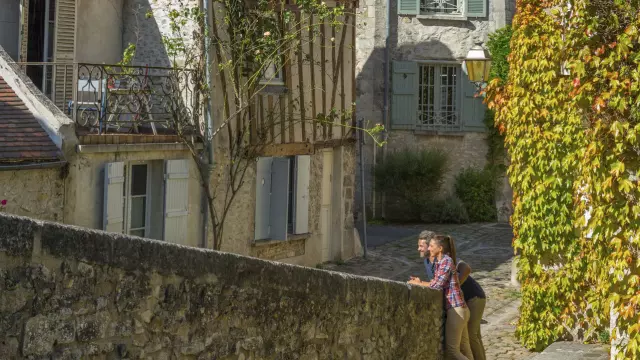 Zwei Spaziergänger in den Gassen der Altstadt von Senlis, Copyright: CRTC Hauts-de-France - Xavier Renoux