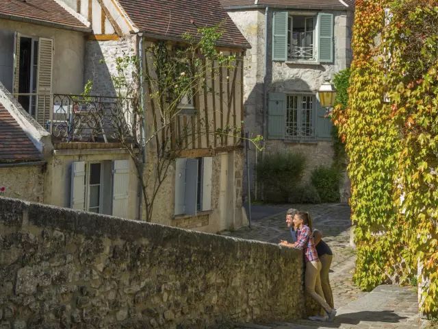 Zwei Spaziergänger in den Gassen der Altstadt von Senlis, Copyright: CRTC Hauts-de-France - Xavier Renoux