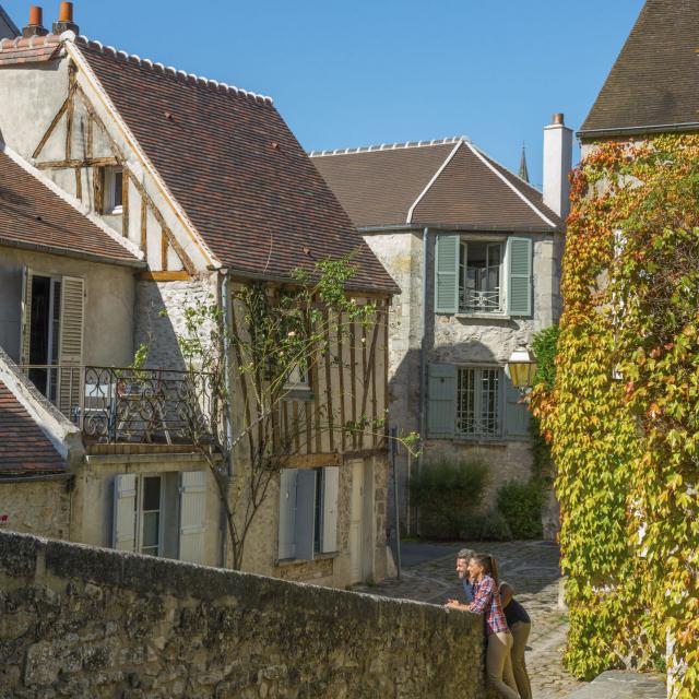 Zwei Spaziergänger in den Gassen der Altstadt von Senlis, Copyright: CRTC Hauts-de-France - Xavier Renoux