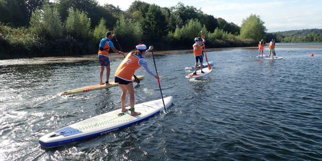 Gruppe beim Stand-Up-Paddle auf dem Fluss Deûle in Lille, Nordfrankreich. Copyright: Le Grand Huit Jb Degandt