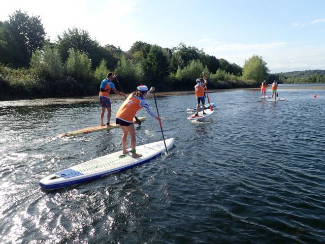 Gruppe beim Stand-Up-Paddle auf dem Fluss Deûle in Lille, Nordfrankreich. Copyright: Le Grand Huit Jb Degandt