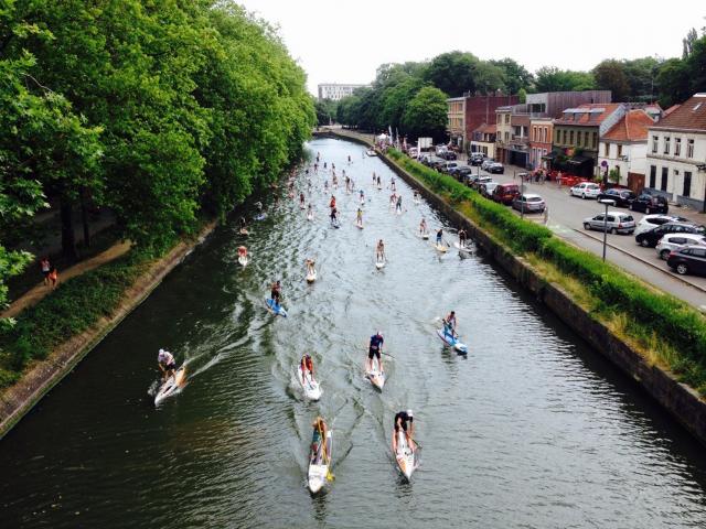 Luftaufnahme Gruppe beim Stand-Up Paddle in Lille, Nordfrankreich. Copyright: le Grand Huit Jb Degandt