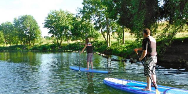 Paar mit Schwimmweste und Stand-Up-Paddle auf der Deûle in Lille, Nordfrankreich. Copyright: le Grand Huit Jb Degandt