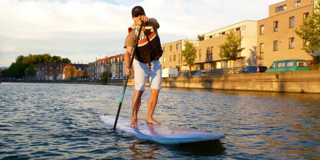 Portrait Person beim Stand-Up Paddle auf der Deûle in Lille, Nordfrankreich. Copyright: le Grand Huit Jb Degandt