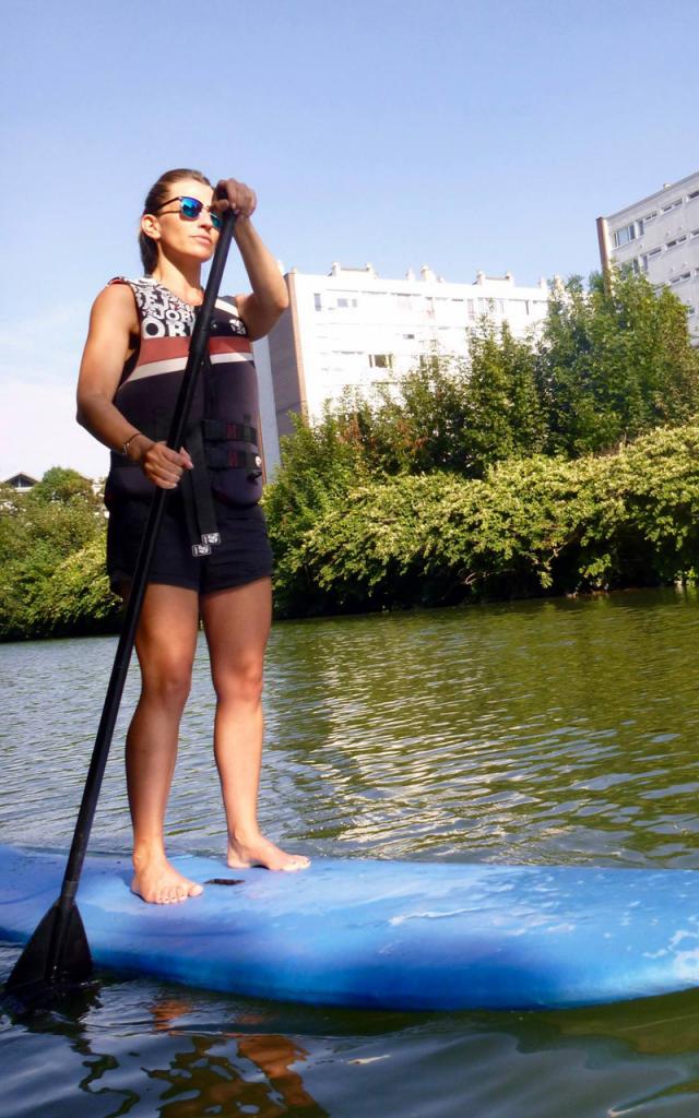 Nahaufnahme Person auf Paddleboard auf der Deûle in Lille, Nordfrankreich. Copyright: le Grand Huit Jb Degandt