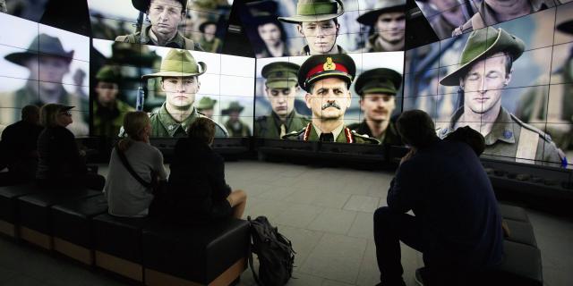 Villers-Bretonneux _ Mémorial National Australien et Centre Sir John Monash - Photos de soldats dans une salle de projection © CRTC Hauts-de-France - AS Flament