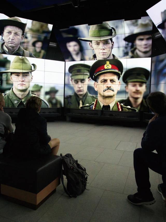 Villers-Bretonneux _ Mémorial National Australien et Centre Sir John Monash - Photos de soldats dans une salle de projection © CRTC Hauts-de-France - AS Flament