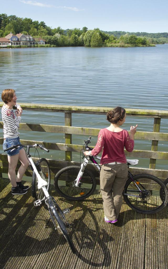 Fahrradfahrer auf einem Steg am See Ailette in Chamouille, Copyright: CRTC Hauts-de-France - Anne-Sophie Flament