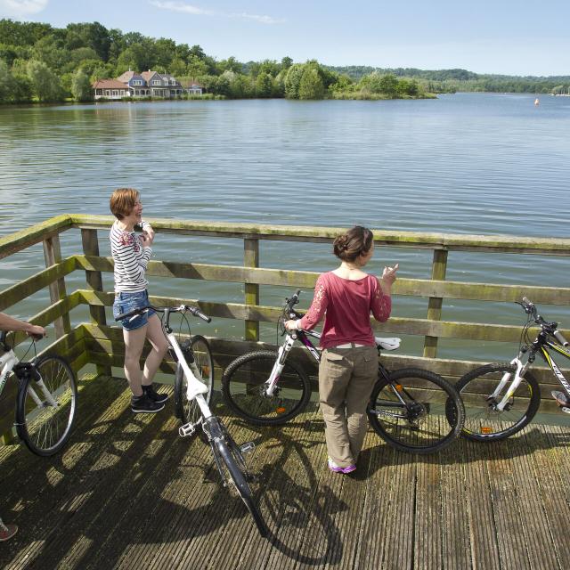 Northern France _ Chamouille_ Le Lac de l'Ailette_ family cycle route © CRTC Hauts-de-France - Anne-Sophie Flament