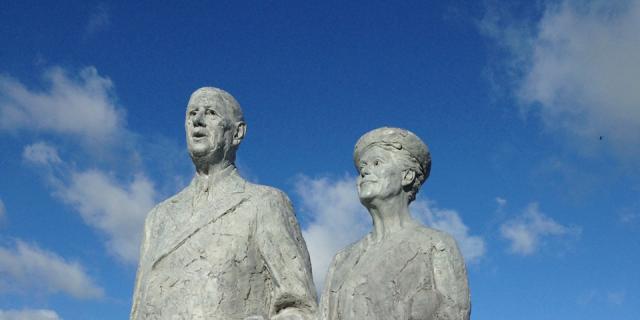 Calais _ Place d’Armes _ Sculpture du Couple de Gaulle © Fondation de Gaulle