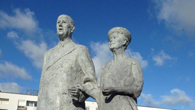 Calais _ Place d’Armes _ Sculpture du Couple de Gaulle © Fondation de Gaulle