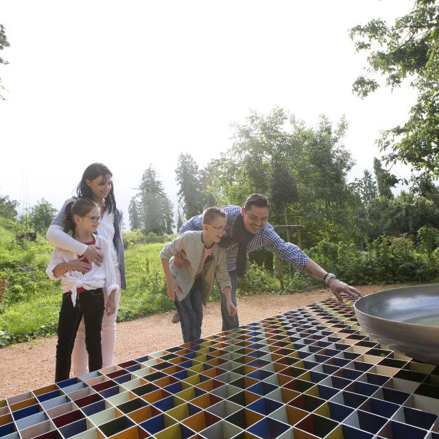 Familie besucht den marokkanischen Garten des Friedens in Craonne, Nordfrankreich. © Hauts-de-France Tourisme - Ludovic Leleu