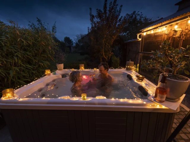 Mérignies_La Parenthèse Florale_Couple dans le Jacuzzi©CRTC Hauts-de-France – Benjamin TEISSEDRE