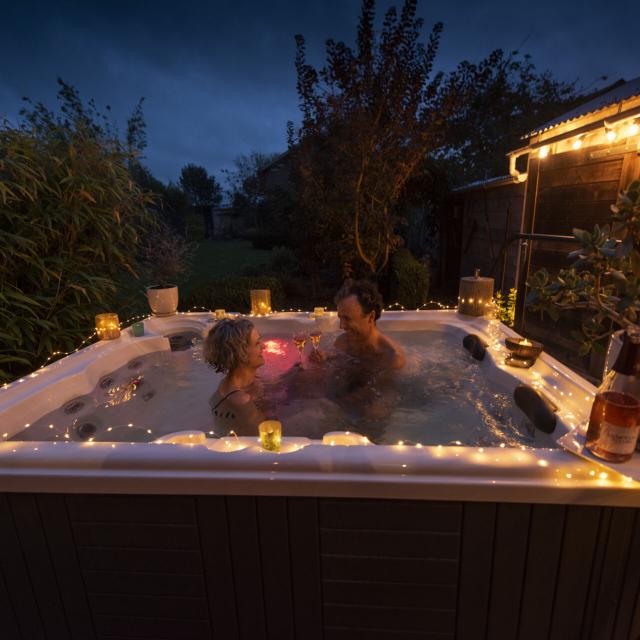 Mérignies_La Parenthèse Florale_Couple dans le Jacuzzi©CRTC Hauts-de-France – Benjamin TEISSEDRE