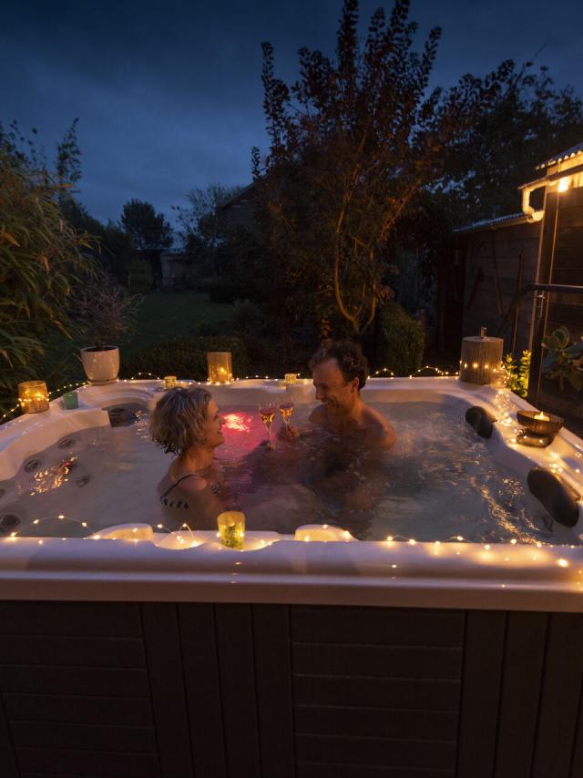 Mérignies_La Parenthèse Florale_Couple dans le Jacuzzi©CRTC Hauts-de-France – Benjamin TEISSEDRE