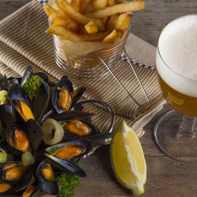 Miesmuscheln mit Pommes Frites und einem nordfranzösischen Bier, Copyright: AS Flament