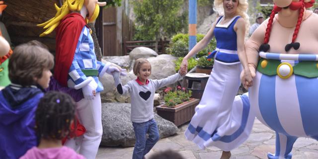 Als Comic-Figuren verkleidete Personen im Asterix-Park in Plailly, Nordfrankreich. Copyright: CRTC Hauts-de-France - Nicolas Bryant