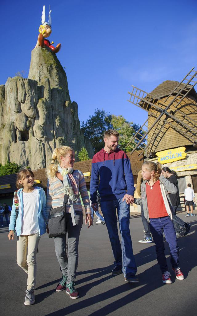 Familie im Asterix-Park, im Hintergrund eine Attraktion in Plailly, Nordfrankreich. Copyright: CRTC Hauts-de-France - Vincent Colin