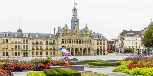 Saint-Quentin_Place de l'Hôtel de Ville©CRTC Hauts-de-France - Sylvain CAMBON