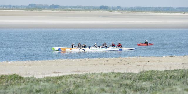 Eine Gruppe im Einbaumkanu in Saint-Valery-sur-Somme, Copyright CRTC Hauts-de-France - Nicolas Bryant