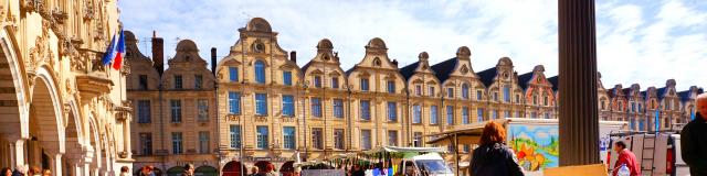 Markt auf der Place des Héros, flämische Architektur, Nordfrankreich. Copyright: CRTC Hauts-de-France - Charles Dubusfrankreich, Arras, Markt auf der Place des Héros, flämische Architektur