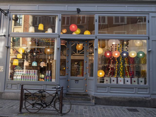 Blick in ein Schaufenster mit bunten Lampen in Lille, Nordfrankreich. Copyright: CRTC Hauts-de-Franc e- B Teissedre