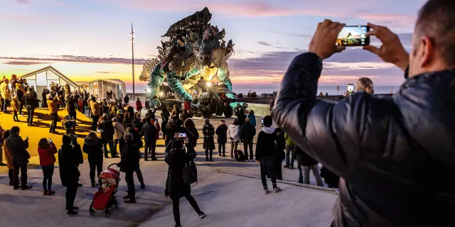 Urlauber fotografiert den Drachen von Calais bei Sonnenuntergang in Nordfrankreich. Copyright: Fred Collier, Ville de Calais