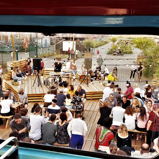 Blick auf Menschen im Stadtgarten von Lille vom 