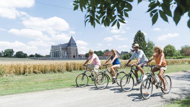 Nordfrankreich_Brissay Choigny_l'église sur la voie verte©Teddy Henin - Agence Aisne Tourisme