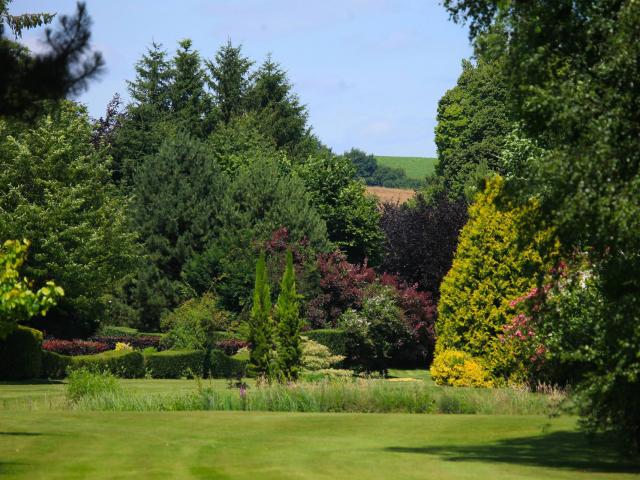 Bertaucourt-les-Thennes_ Jardin de la Lucine © Jacques Taquet