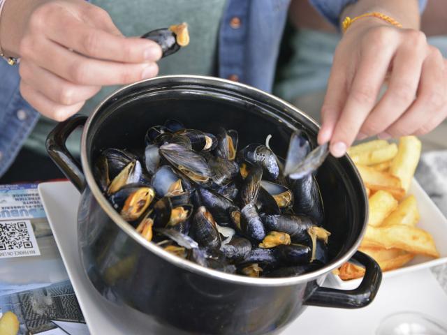 Northern France_ french fries and mussels © CRTC HDF Nicolas Bryant