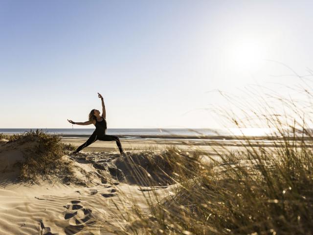 Fort Mahon_Yoga dans les dunes 1 ©CRTC Hauts-de-France _ Teddy Hénin