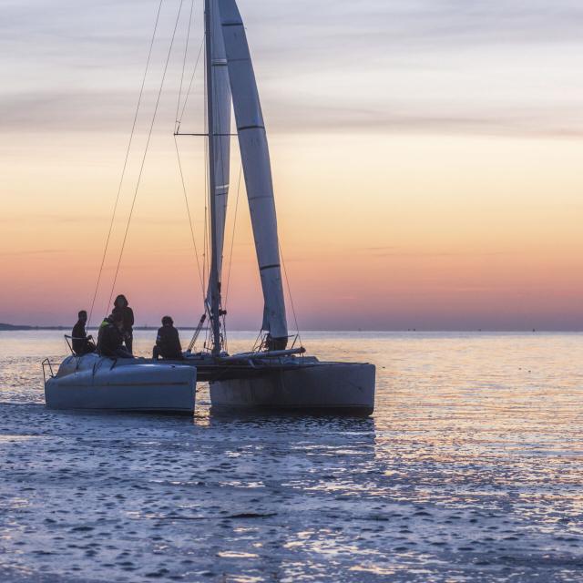 Baie-de-Somme_Catamaran_au_crépuscule©CRTC-Hauts-de-France-Nicolas_Bryant