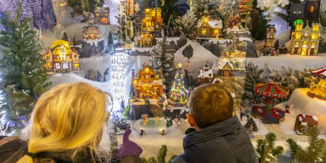 Kinder vor Verkaufsstand auf dem Weihnachtsmarkt von Amiens, Nordfrankreich. Copyright: CRTC Hauts-de-France - Stéphane BOUILLAND