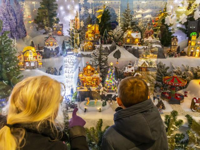 Hauts-de-France - marché de Noël au Nord de Paris avec de nombreux chalets, des manèges, grande roue, une patinoire, et de nombreuses illuminations dans les rues et devant l'hotel de ville ©CRTC Hauts-de-France - Stéphane BOUILLAND