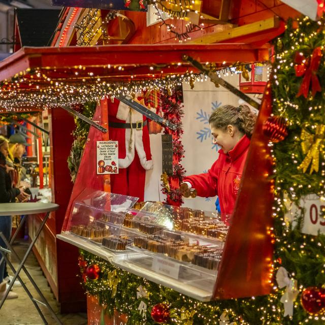 Hauts-de-France - marché de Noël au Nord de Paris avec de nombreux chalets, des manèges, grande roue, une patinoire, et de nombreuses illuminations dans les rues et devant l'hotel de ville ©CRTC Hauts-de-France - Stéphane BOUILLAND