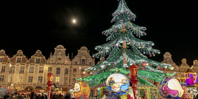 Weihnachtsbaum in französisch-flämischer Kulisse auf dem Weihnachtsmarkt von Arras, Nordfrankreich. Copyright: CRTC Hauts-de-France – Stéphane BOUILLAND