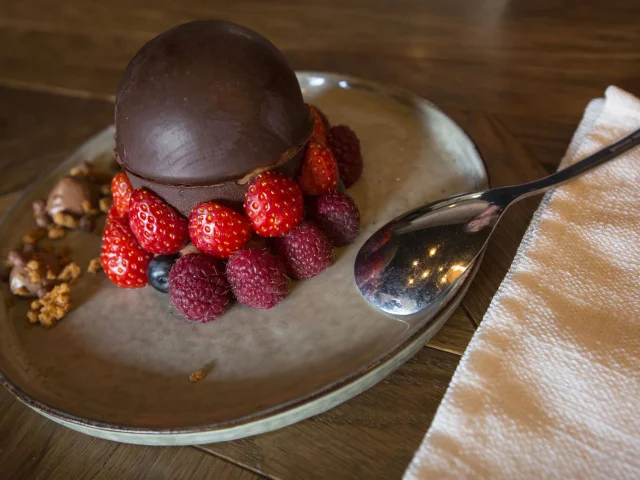 hotel-louvre-lens-dessert-chocolat-et-fruits-rouges-crt-hauts-de-france-ludovic-leleu.jpg